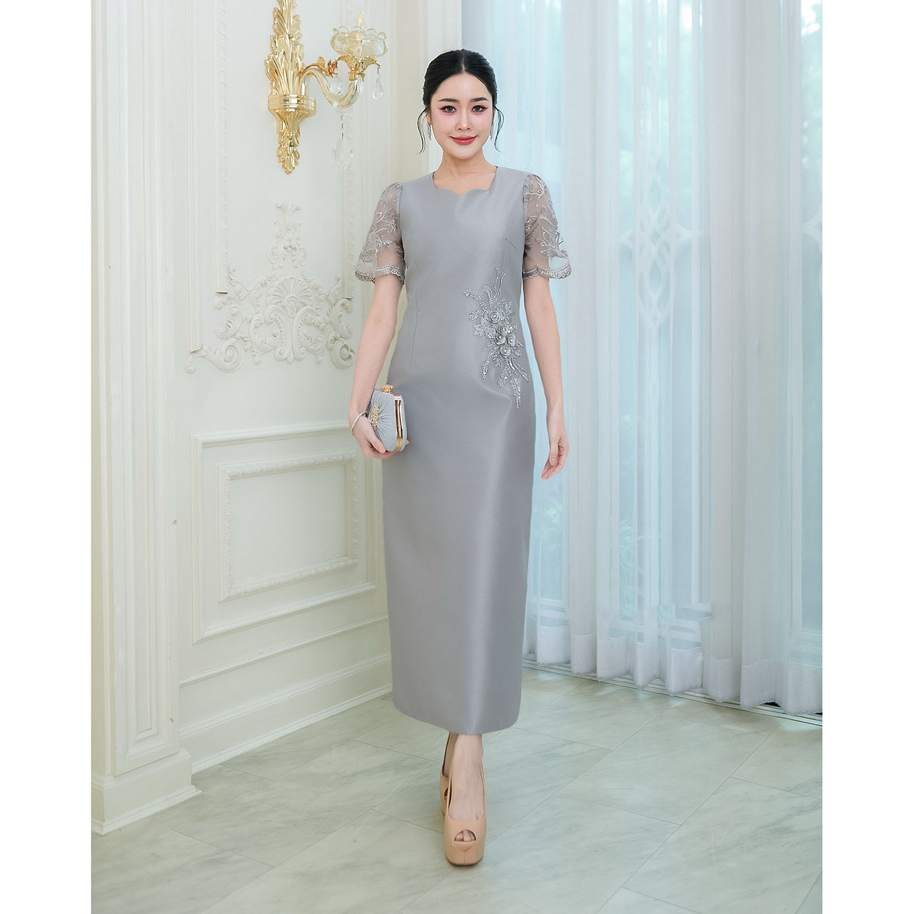 kudapy เดรสผ้าไหมอัดกาวทั้งชุด งานทรงตรงสวยเรียบหรู ด้านหลังกระโปรงผ่า งานแต่งลูกไม้แต่งเลื่อมช่วงแขนและตกแต่งดอกไม้ประดับช่วงเอว