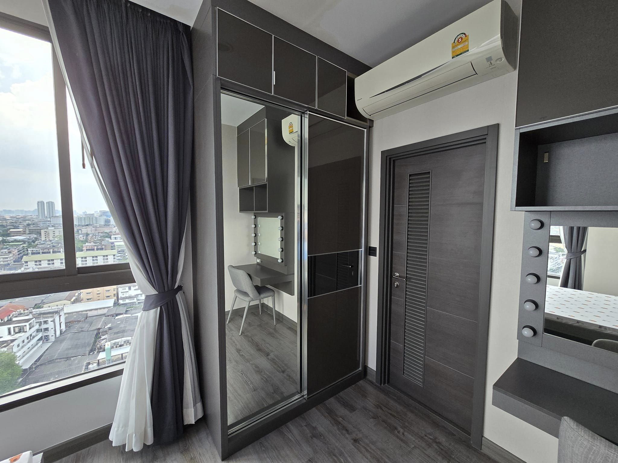 สนใจชมห้องติดต่อได้เลย Line ID: Smile-easy ปล่อยเช่าคอนโด Urbano Rajavithi (เออร์บาโน ราชวิถี) - 2ห้องนอน 2ห้องน้ำ 1ห้องนั่งเล่น - ใกล้ MRT สิรินธร - ขนาดห้อง 65 ตรม. ชั้น 16