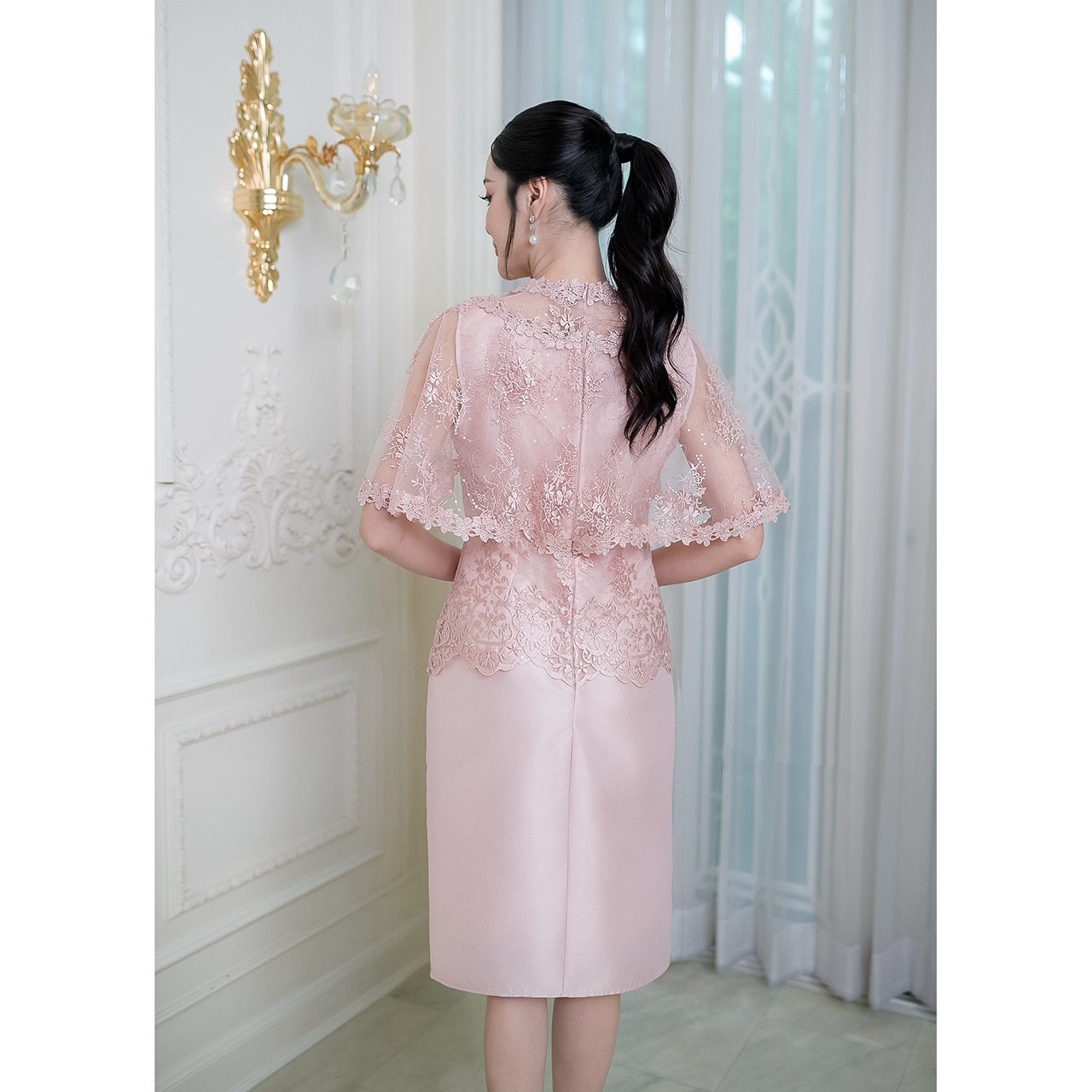 kudapy เดรสผ้าไหมดีไซน์คลุมไหล่ ปักลายราณีต คอกลมแต่ดอกไม้รอบคอ ลูกไม้ทอผสมเลื่อมชายเสื้อเป็นเชิงผ้าเล่นลายสวย ตัวกระโปรงเป็นงานผ้าไหมเนื้อเบา