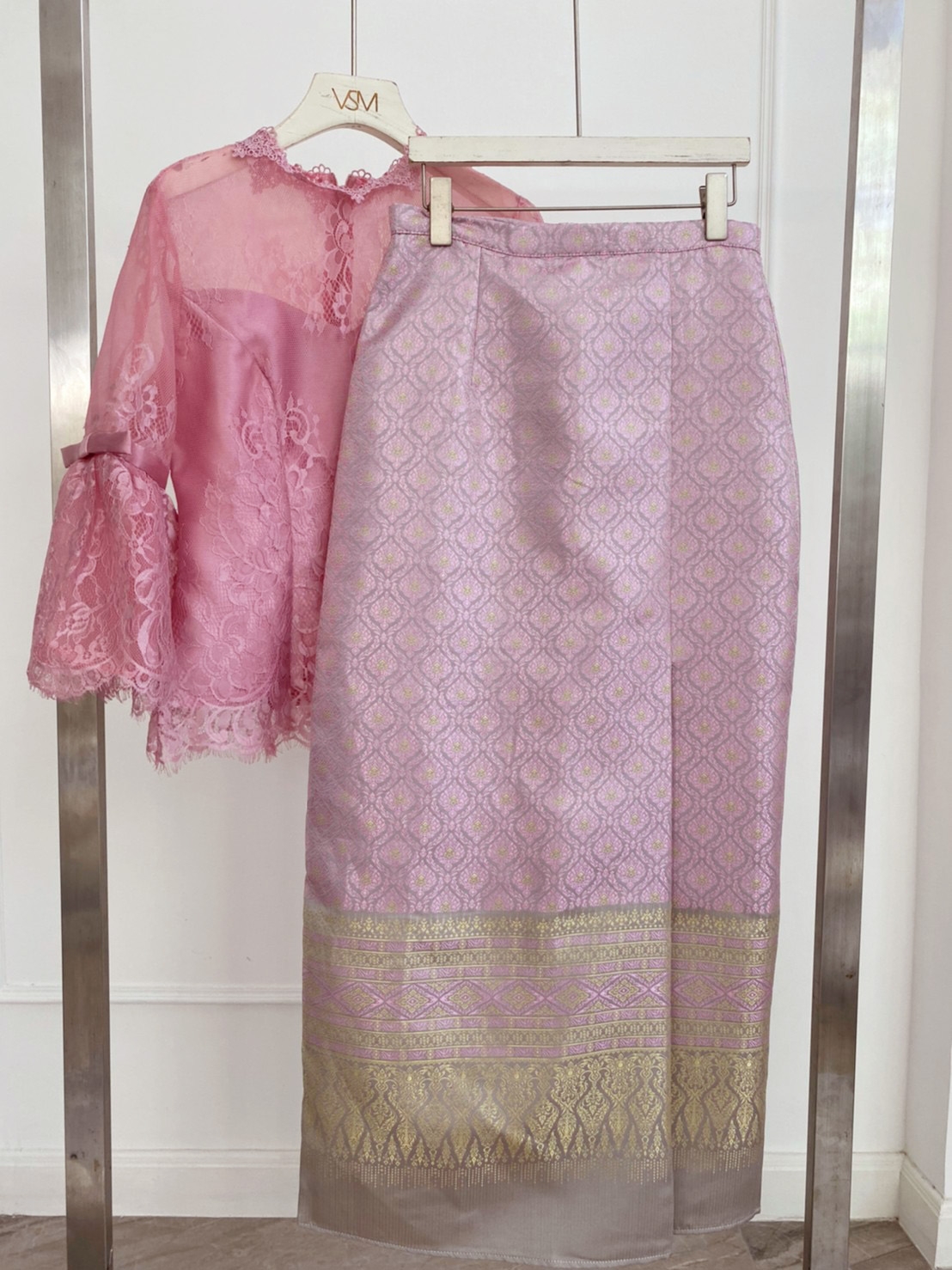 kudapy ชุดเซตไปงานแต่งสีขาว/สีชมพู set เสื้อลูกไม้แขนกระดิ่งยาวสามส่วน+ผ้าถุงผ้าไหมอิตาลี งานสวยเนี๊ยบมาก