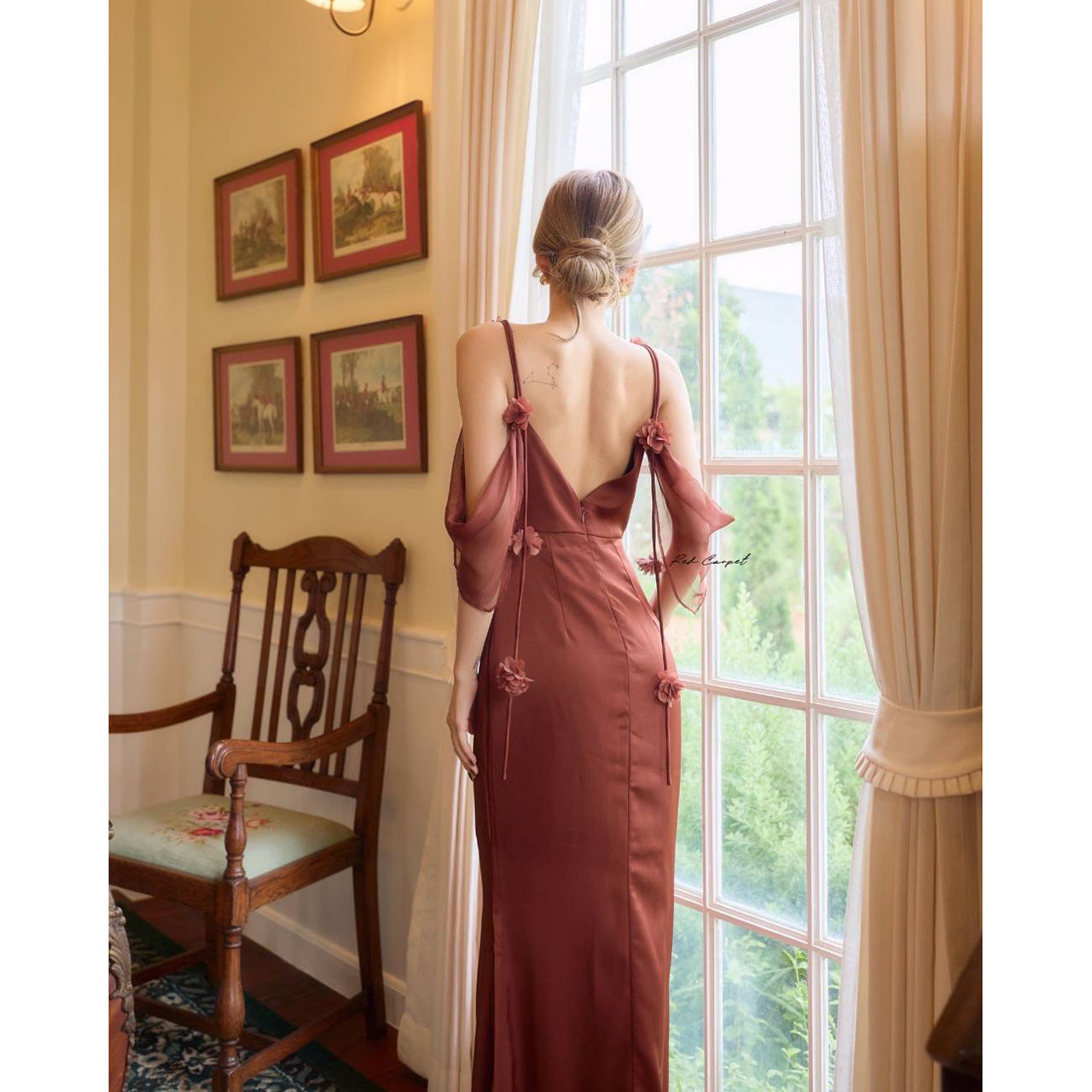 kudapy เดรสซาตินคอถ่วงเสริมหุ่นให้ดูเพรียวสวย เสน่ห์แห่งความอ่อนหวานที่ถูกถ่ายทอดผ่านซิลูเอตต์พลิ้วไหว ดีเทลโชว์ไหล่และสายผ้าบางเบาให้ลุคที่หรูหรา