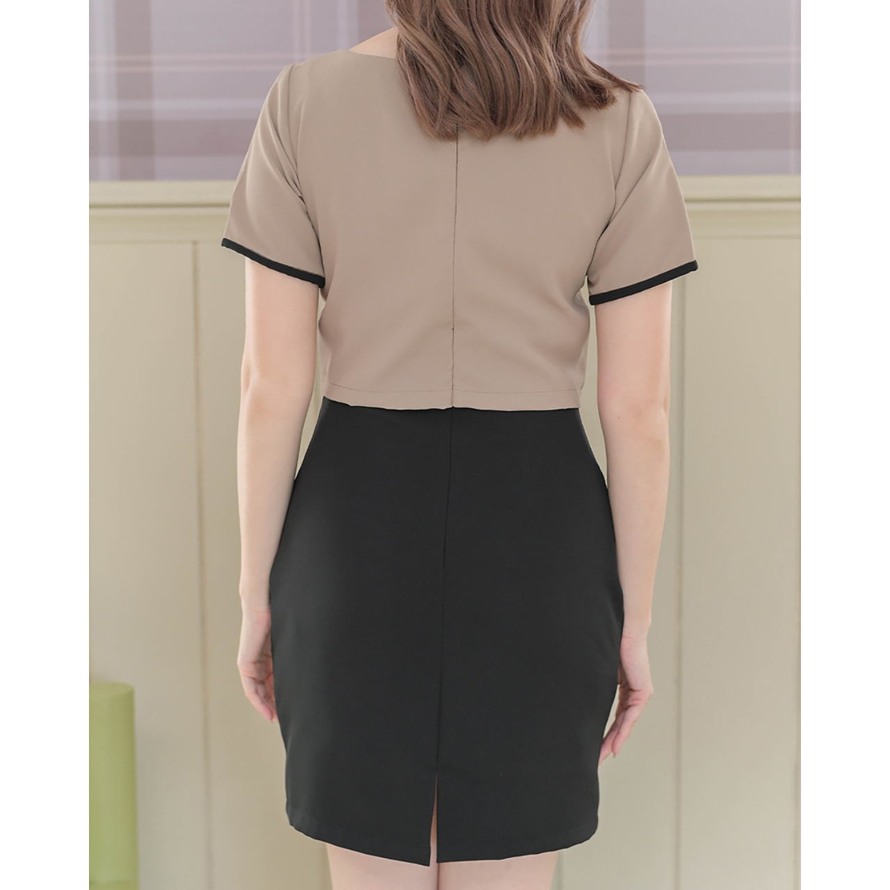 kudapy เดรสสั้นสีน้ำตาลแดง/สีเทาเข้ม/สีดำ/สีครีมเข้ม/สีเบจ ทูโทน ทรงคอปาด ช่วงกระโปรงทรงสอบ ผ่าชายด้านหลังให้เดินสะดวก