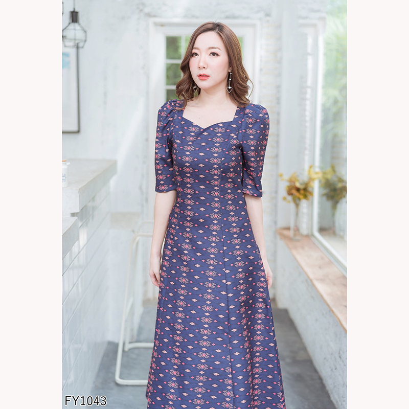 kudapy เดรสยาวผ้าไทยพิมพ์ลายสีแดง/สีชมพู/สีกรม คอเหลี่ยม หยักแขนตุ๊กตา ลายไทยทรงสวย