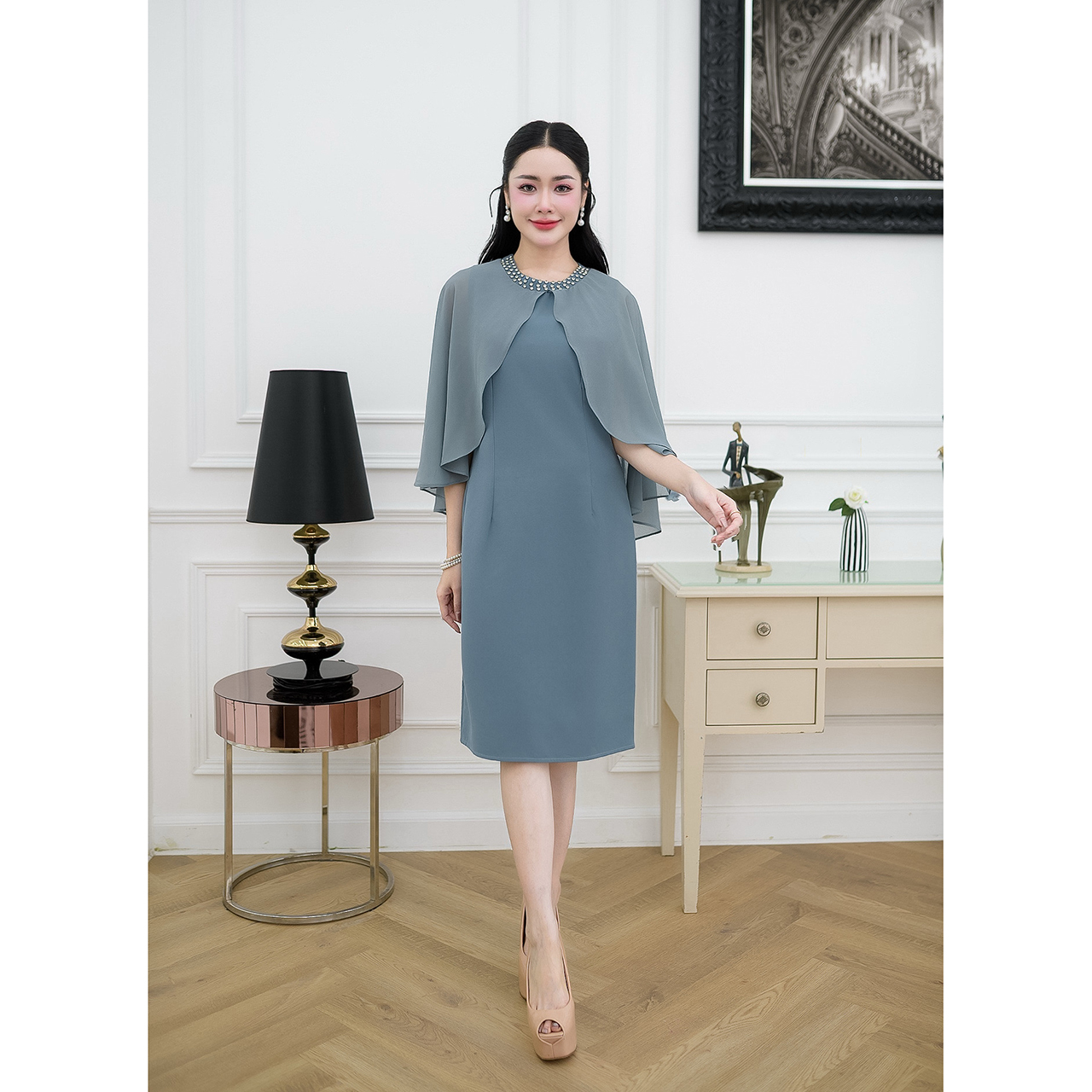 kudapy เดรสสไตล์คลุมไหล่ รอบคอแต่งเพชร ตัวเดรสเป็นงานผ้าทอผสมจะใส่สบายนุ่มผิว