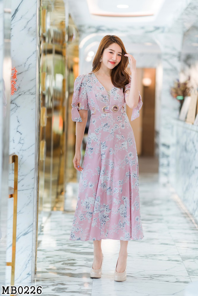 เดรสยาวสีชมพู แต่งลายดอกทั้งชุด เอวแต่งช่องสำหรับใส่เข็มขัดผ้า S/L