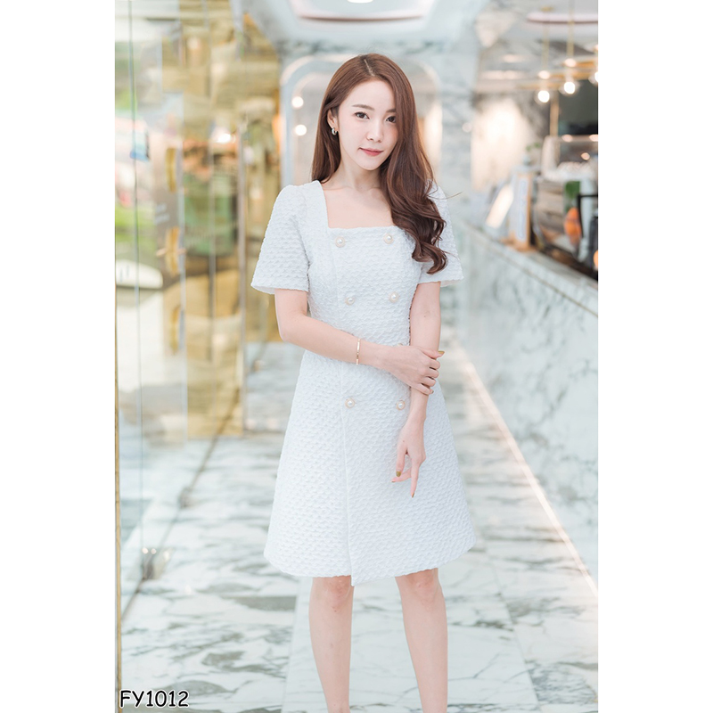 kudapy เดรสสั้นสีขาว/สีชมพู คอเหลี่ยมกระดุมมุก