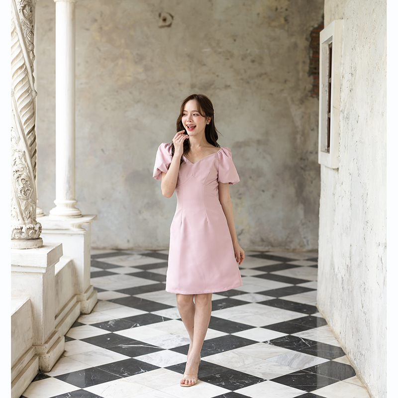 kudapy เดรสสั้นสีชมพู/สีเขียวมัทฉะ/สีครีม แขนตุ๊กตาคอวีไปเดท ไปทำงาน ลุค 2 ดึงแขนเสื้อลงมาปาดไหล่ ใส่ไปปาร์ตี้ ชิคๆ