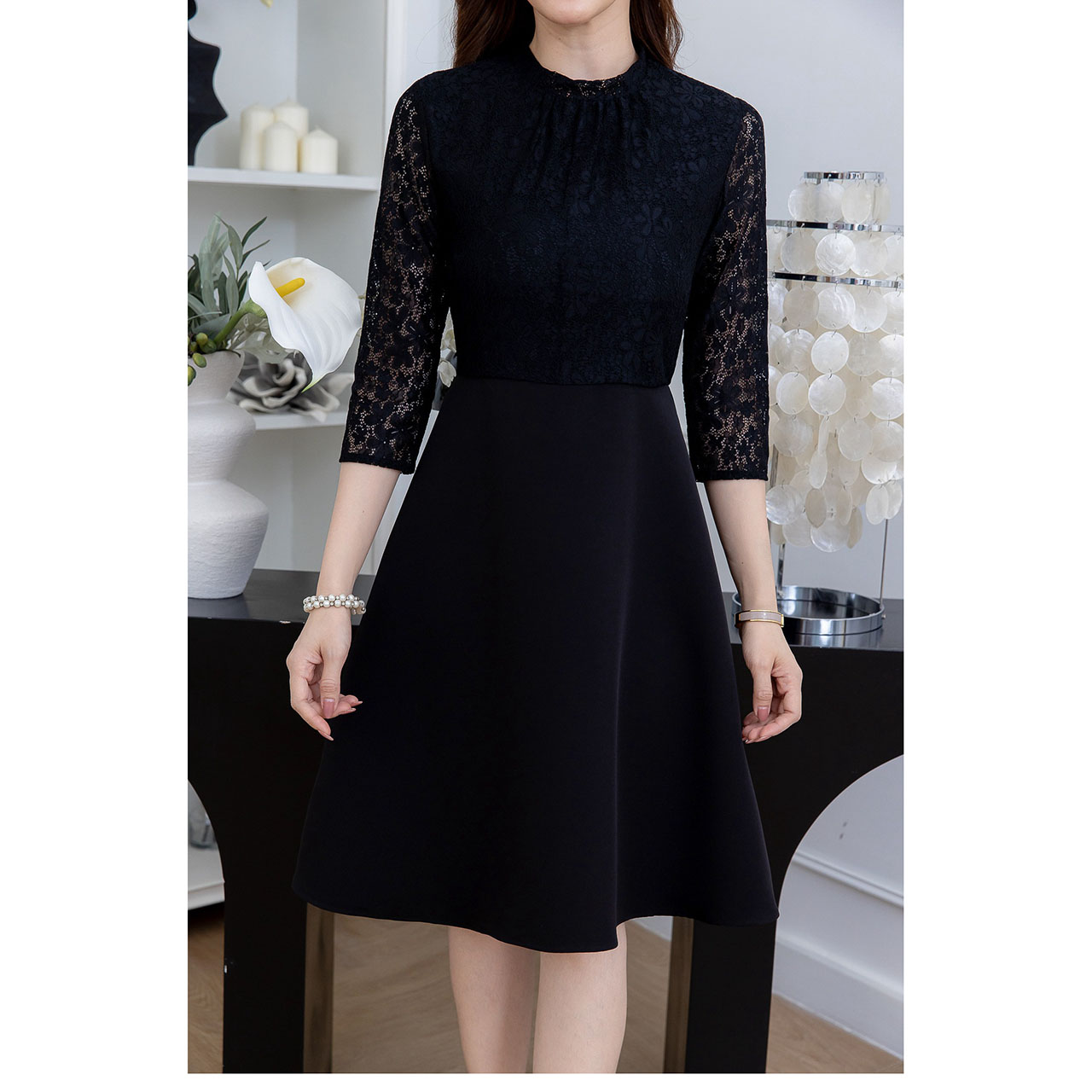 kudapy เดรสสั้นสีขาว/สีดำ ลูกไม้แขนห้าส่วน ตัดต่อกระโปรงผ้าพื้น ช่วงคอจับจีบ ลูกไม้และผ้าพื้นคุณภาพ ใส่สบาย