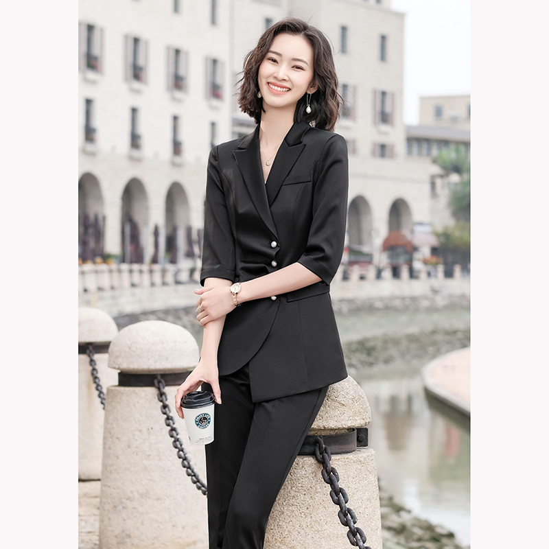 kudapy ชุดสูททำงานผู้หญิงสีดำ/สีฟ้า แต่งกระดุมแถวพร้อมกางเกง จุดเด่นของชุดนี้คือการออกแบบเพิ่มดีเทลกระดุมด้านหน้า