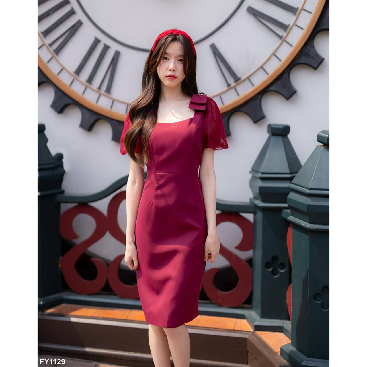 kudapy เดรสสั้นสีขาว/สีชมพุ/สีกรม/สีแดง ออกงานเรียบหรู ประดับเข็มกลัดเพชรสีแดง แขนตุ๊กตา แต่งด้วยโบว์ช่วงไหล่ ลุคคุณนายมากค่า เป็นงานซิปหลังน้า