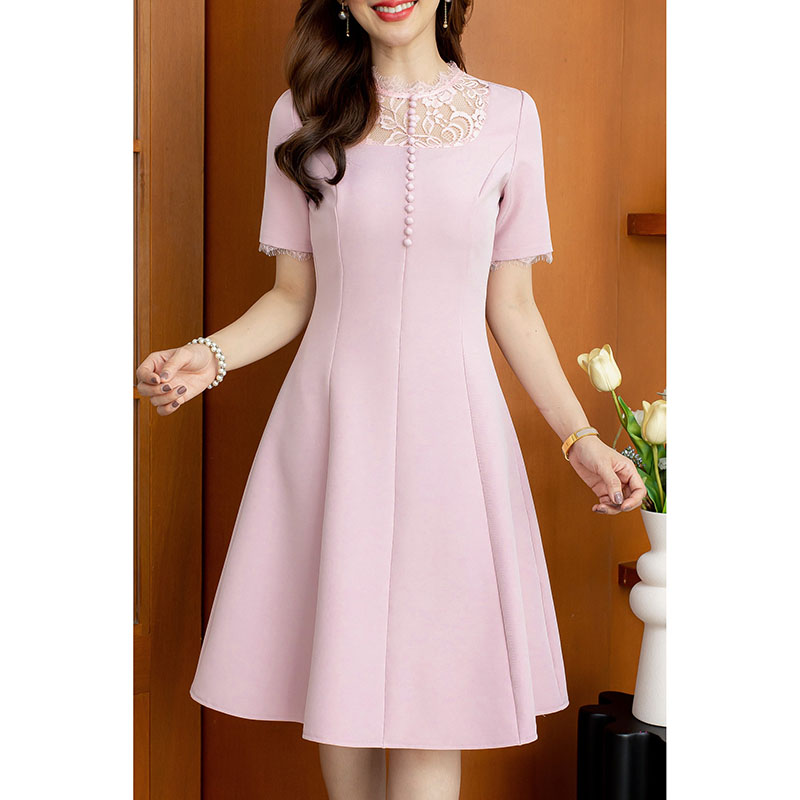 kudapy เดรสสั้นสีชมพู/สีดำ ผ้าพื้นอกลูกไม้ เย็บเข้ารูปสวย เน้นช่วงเอวใส่แล้วดูเพรียว ช่วงอกแต่งลูกไม้สวย มีดีเทลแต่งกระดุม และแต่งแซมด้วยลูกไม้ขนตาเบาๆ