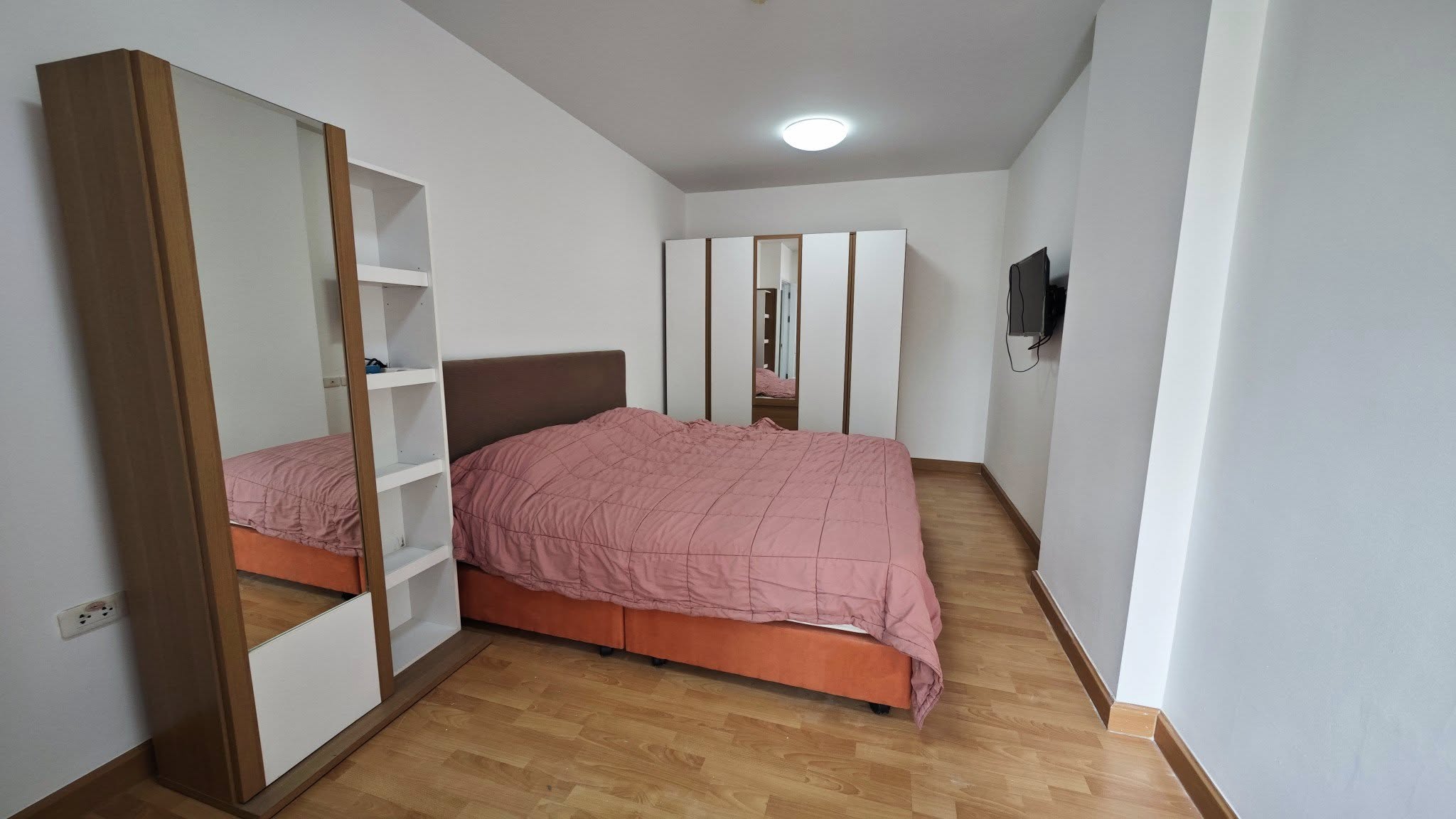 คอนโด Supalai City Resort Ratchada-Huaykwang (ศุภาลัย ซิตี้ รีสอร์ท รัชดา-ห้วยขวาง) Low Rise โซนพื้นที่ MRTห้วยขวาง ให้เช่าห้องแบบ 1ห้องนอน 1ห้องน้ำ 1ครัวปิด ขนาดห้อง 46 ตรม. ชั้น 2 ตึก4