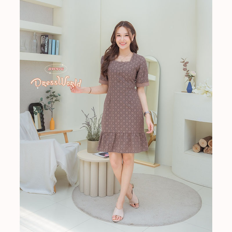 kudapy เดรสสั้นสีน้ำตาล/สีครีม/สีขาว ผ้าลูกไม้ คอเหลี่ยม ปลายกระโปรงอัดกรีบ มีซิปด้านหลัง ทรงเข้ารูป