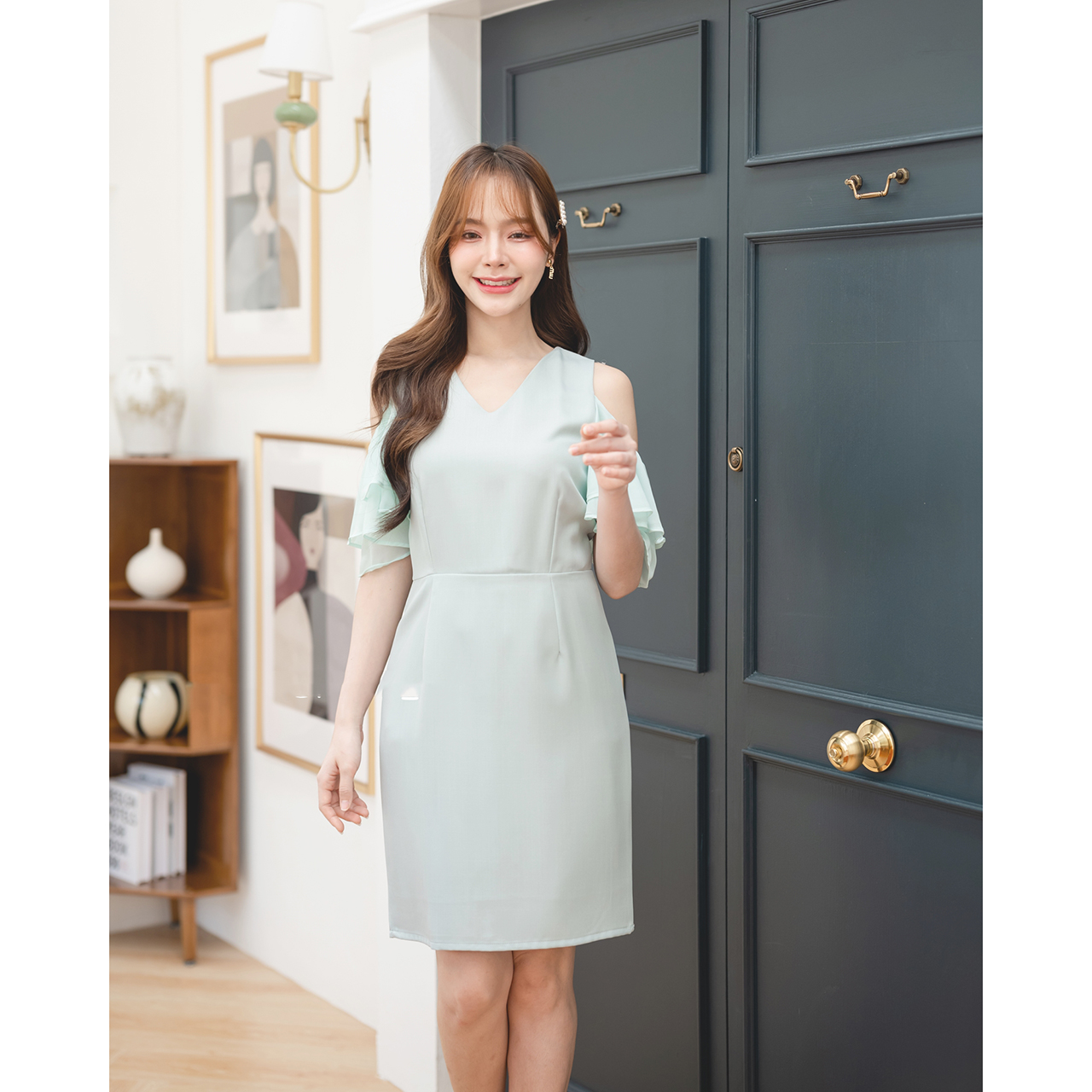 kudapy เดรสสั้นสีเขียว/สีแดงเลือดหมู/สีกรม/สีชมพู เว้าไหล่ ดีไซน์ลูกเล่นแขนเว้าเป็นผ้าชีฟองระบายเลเยอร์ 2 ชั้น ดูเป็นสาวหวานซ่อนเปรี้ยว กระโปรงทรงสอบ