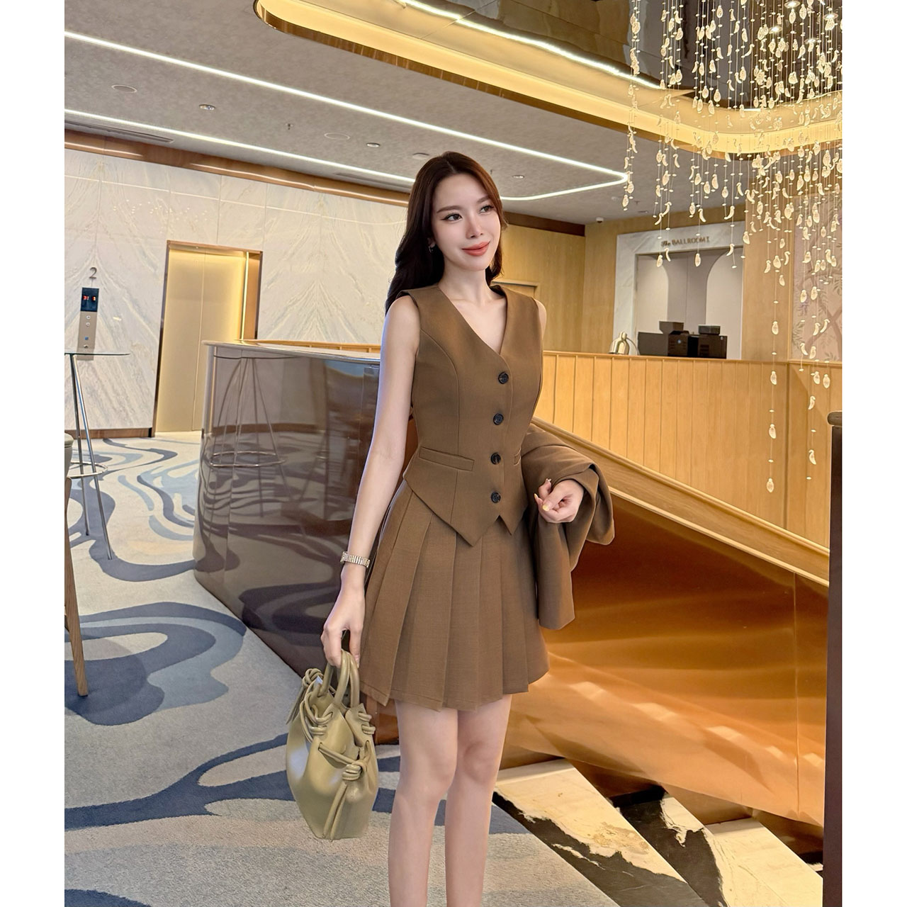 kudapy เซ็ท 4 ชิ้น เสื้อสูท+เสื้อ vestด้านใน +กระโปรง(กางเกงเป็นซับใน)+เข็มกลัดดอกไม้ ใช้ผ้าเดียวกันทั้งเซ็ท ตัวเสื้อสูทมีซับในอย่างดี