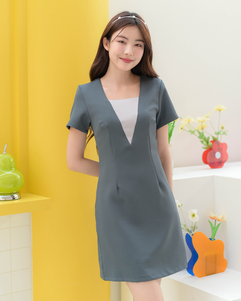 kudapy เดรสแขนสั้น เล่นสีทูโทนแต่งคอเป็นรูปสามเหลี่ยม ตัดเย็บจับเกล็ดเข้ารูปเอว ความยาวกำลังสวย