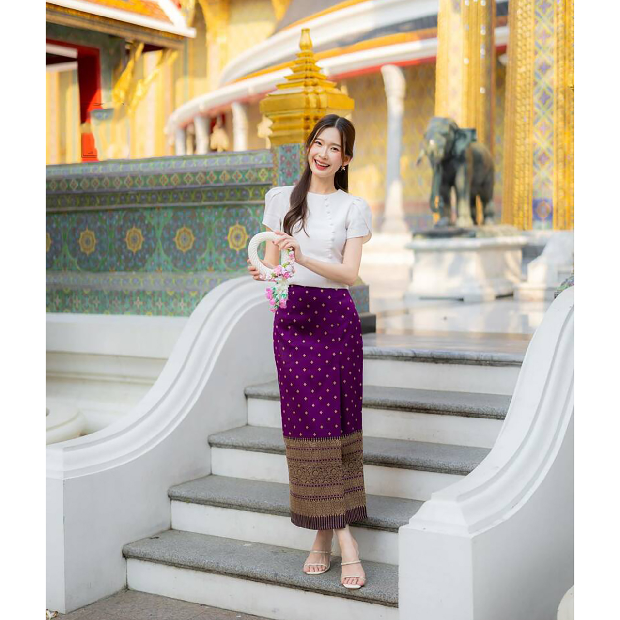 kudapy ชุดเซ็ทเสื้อสีขาว ชุดลิซ่าใส่+กระโปรงลายไทยสีชมพู/สีครีม