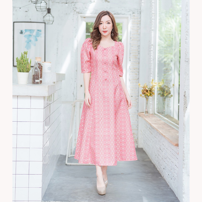kudapy เดรสยาวผ้าไทยพิมพ์ลายสีแดง/สีชมพู/สีกรม คอเหลี่ยม หยักแขนตุ๊กตา ลายไทยทรงสวย