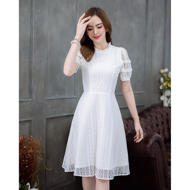 kudapy เดรสสั้นสีชมพู/สีขาว ลูกไม้ เป็นทรงเรียบๆ แต่มีดีเทลสวยเก๋ ช่วงแขนและคอ ช่วงคอใช้ชีฟองจับจับซ้อนลูกไม้ ช่วงแขนพองกำลังดีตีเกล็ดสองชั้น