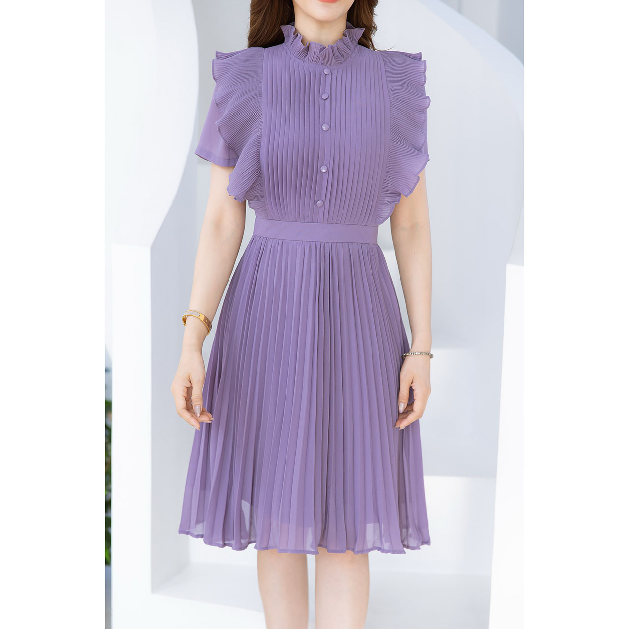 kudapy เดรสชีฟอง ดีเทลอัดพลีททั้งตัว ช่วงแขนเป็นดีเทลแขนปลีกอัดพลีทเล็ก ช่วงอกเย็บพลีทเป็นแนวเกล็ดแต่งกระดุม