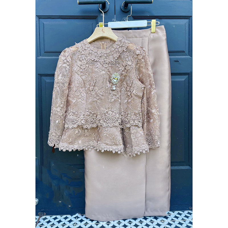 kudapy ชุดเซ็ทลูกไม้ใยบวบปักเลื่อมสีทองน้ำผึ้ง เกรดพรีเมี่ยม ดีเทลตรงเอวเวลาใส่แล้วพรางหน้าท้องดีมากๆและดูหรู สง่าแน่นอน กระโปรงใช้ผ้าไหมอิตาลีเป็นทรงจีบหน้า