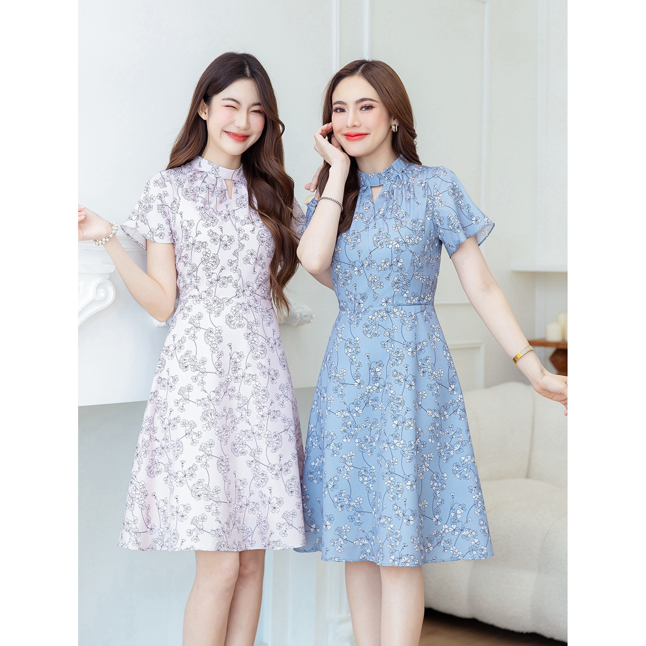 kudapy เดรสสั้นสีฟ้า/สีชมพู คอเจอะพิมพ์ลายดอก สวยเรียบ มีดีเทลช่วงคอเป็นคอสูงเจอะ ช่วงแขนเป็นแขนระบาย