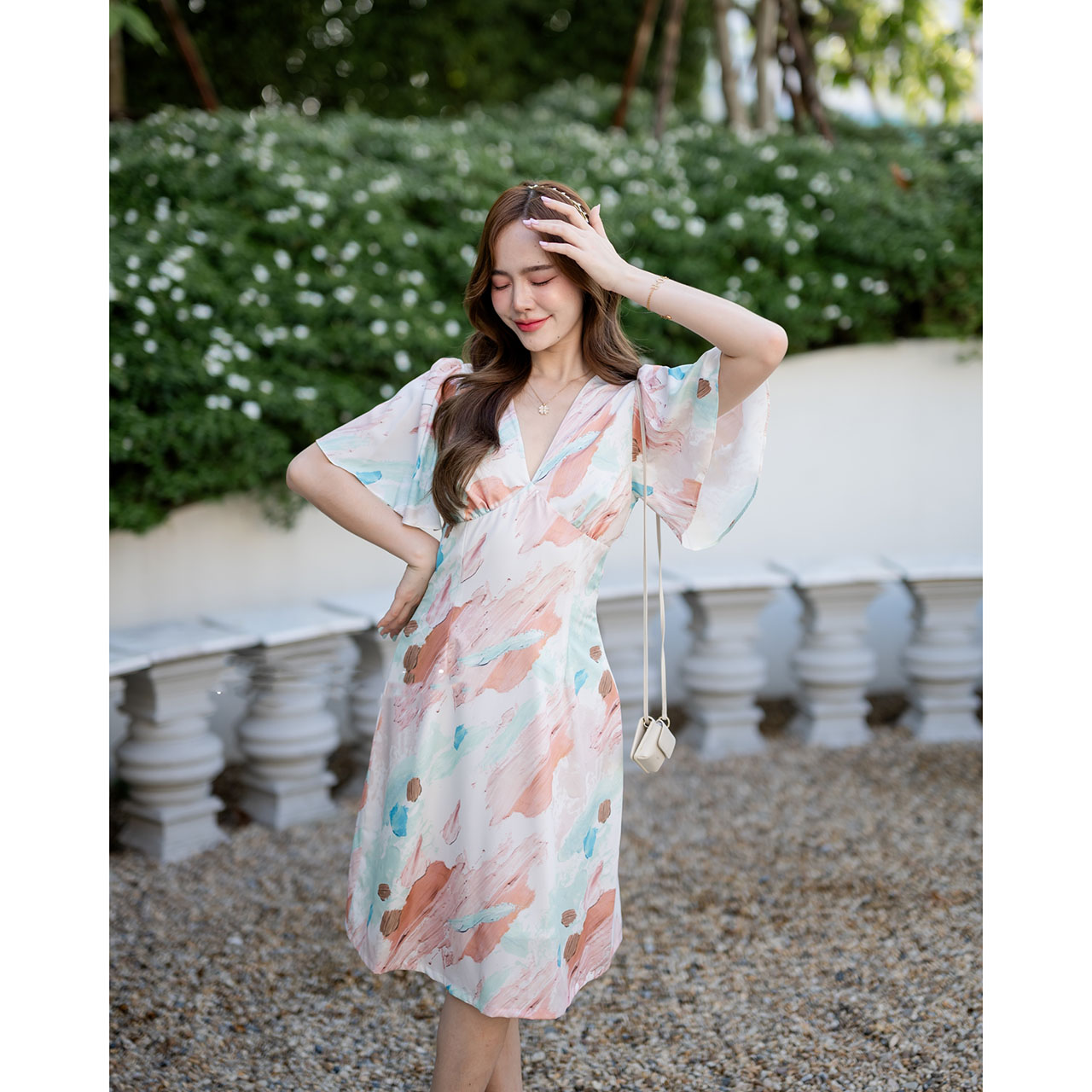 kudapy เดรสสั้นสีเอิร์ธโทน/สีพาสเทล/สีโทนฟ้า/สีโทนสีโอรส ตัวเสื้อเป็นคอวีจับจีบเดรปที่อก ต่อลงมาเป็นกระโปรงทรงเอบาน แขนเสื้อเป็นทรง Bell