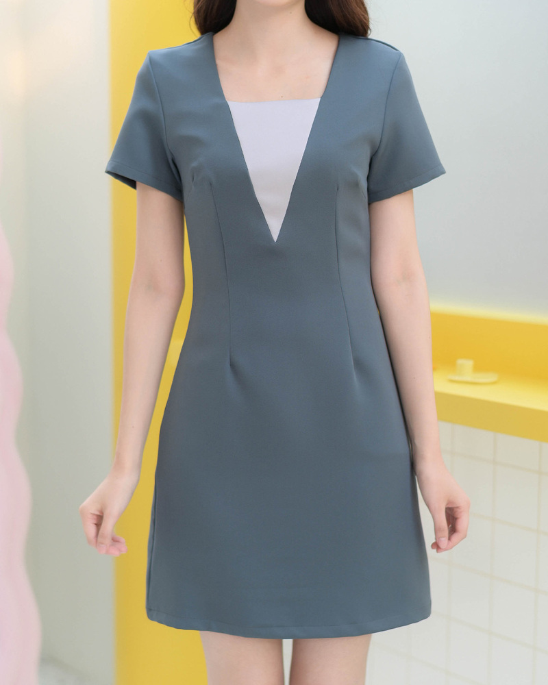 kudapy เดรสแขนสั้น เล่นสีทูโทนแต่งคอเป็นรูปสามเหลี่ยม ตัดเย็บจับเกล็ดเข้ารูปเอว ความยาวกำลังสวย