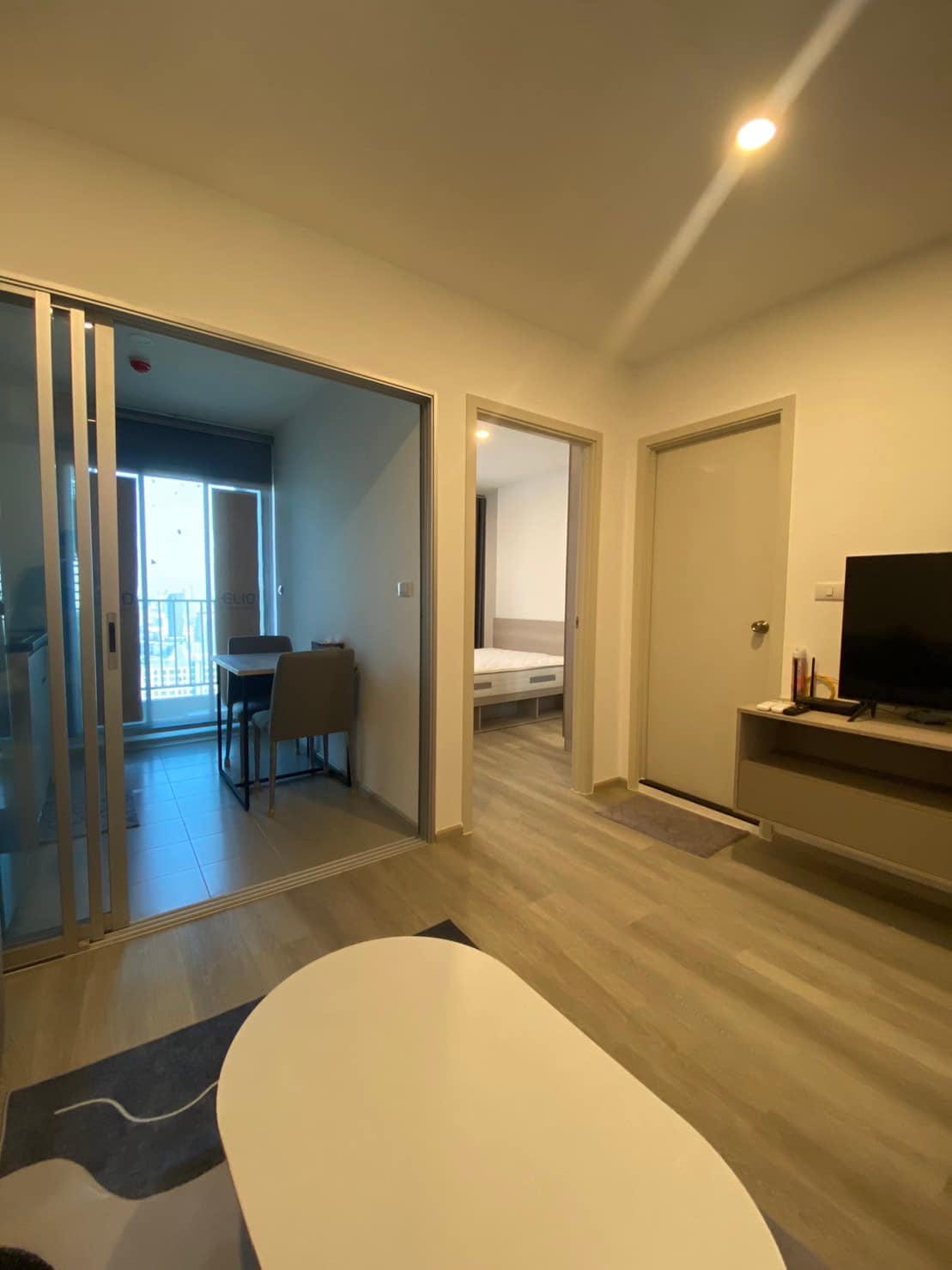 สนใจชมห้องติดต่อได้เลย Line ID: Smile-easy ปล่อยเช่าคอนโด Elio Sathorn - Wutthakat (เอลลิโอ สาทร - วุฒากาศ) - 1ห้องนอน 1ห้องน้ำ 1ห้องนั่งเล่น - ใกล้ BTS วุฒากาศ - ขนาดห้อง 31.40 ตรม. ชั้น 40 ตึก A