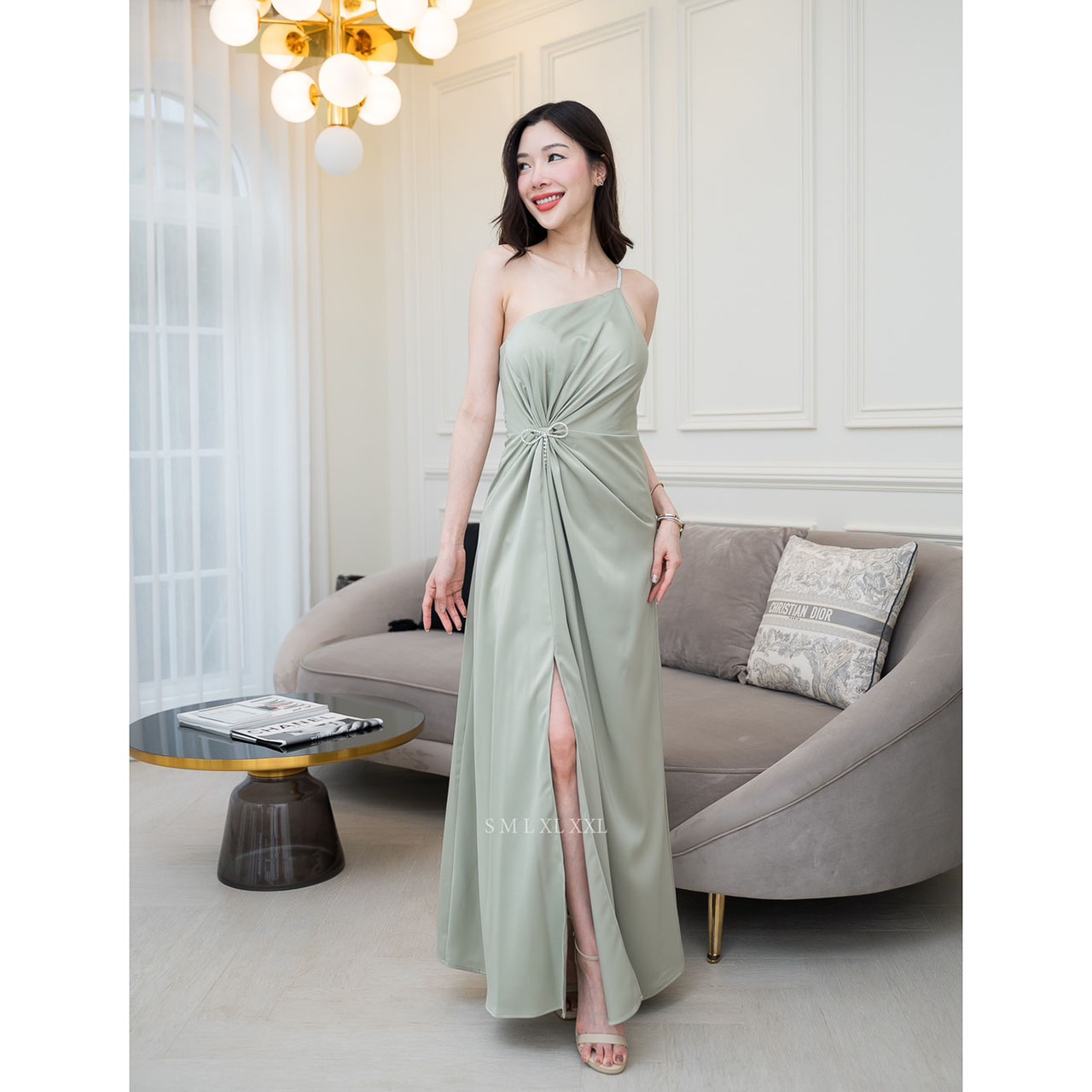 kudapy เดรสยาวสีโอวัลติน/สมิ้นอมฟ้า/สีชมพูกลีบบัว/สีกรม/สีชาเขียว ชุดราตรียาวไหล่เบี่ยงสายเพชรแต่งมัดเอวติดเข็มกลัดเพชรโบว์ งานพรีเมี่ยมผ้าเครปซาติน ซับในเกรดเอ ซิปด้านหลัง สวยหรู