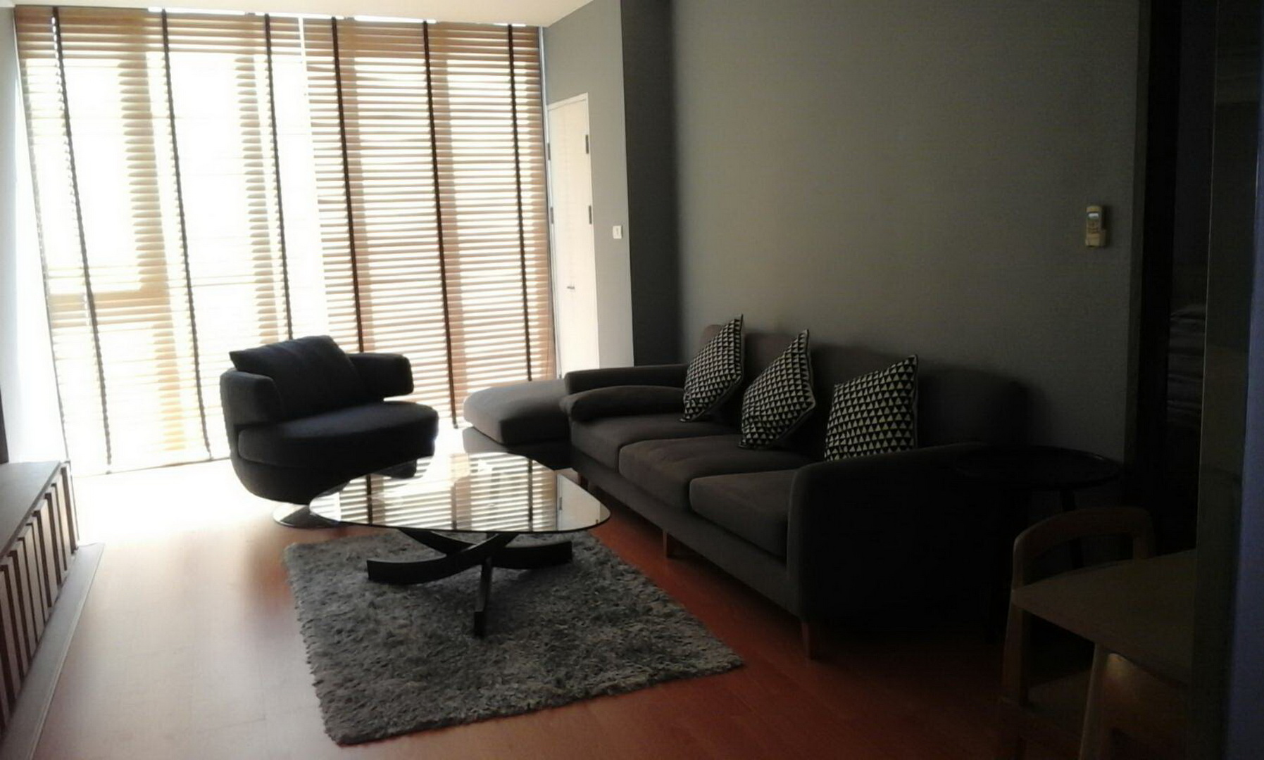 The Alcove Thonglor 10 (ดิ แอลโคฟ ทองหล่อ 10) ให้เช่าห้องใหญ่ตกแต่งพร้อมอยู่