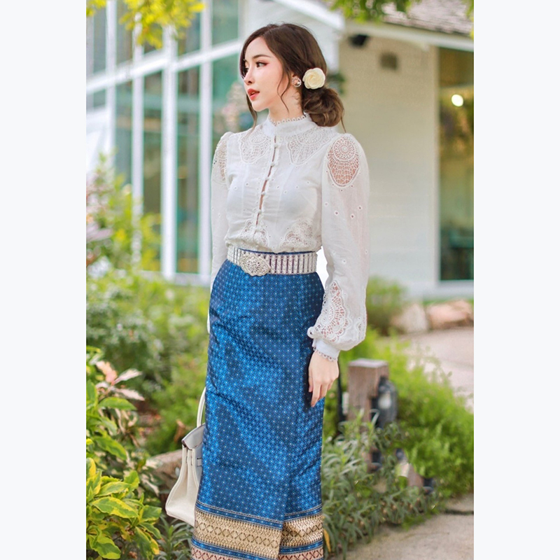 kudapy เสื้อลูกสีขาว ไม้สวยที่สุด เป็นเสื้อลูกไม้ถักปักฉลุแขนยาวพอง สวยหรู คอกลมขอบตั้ง