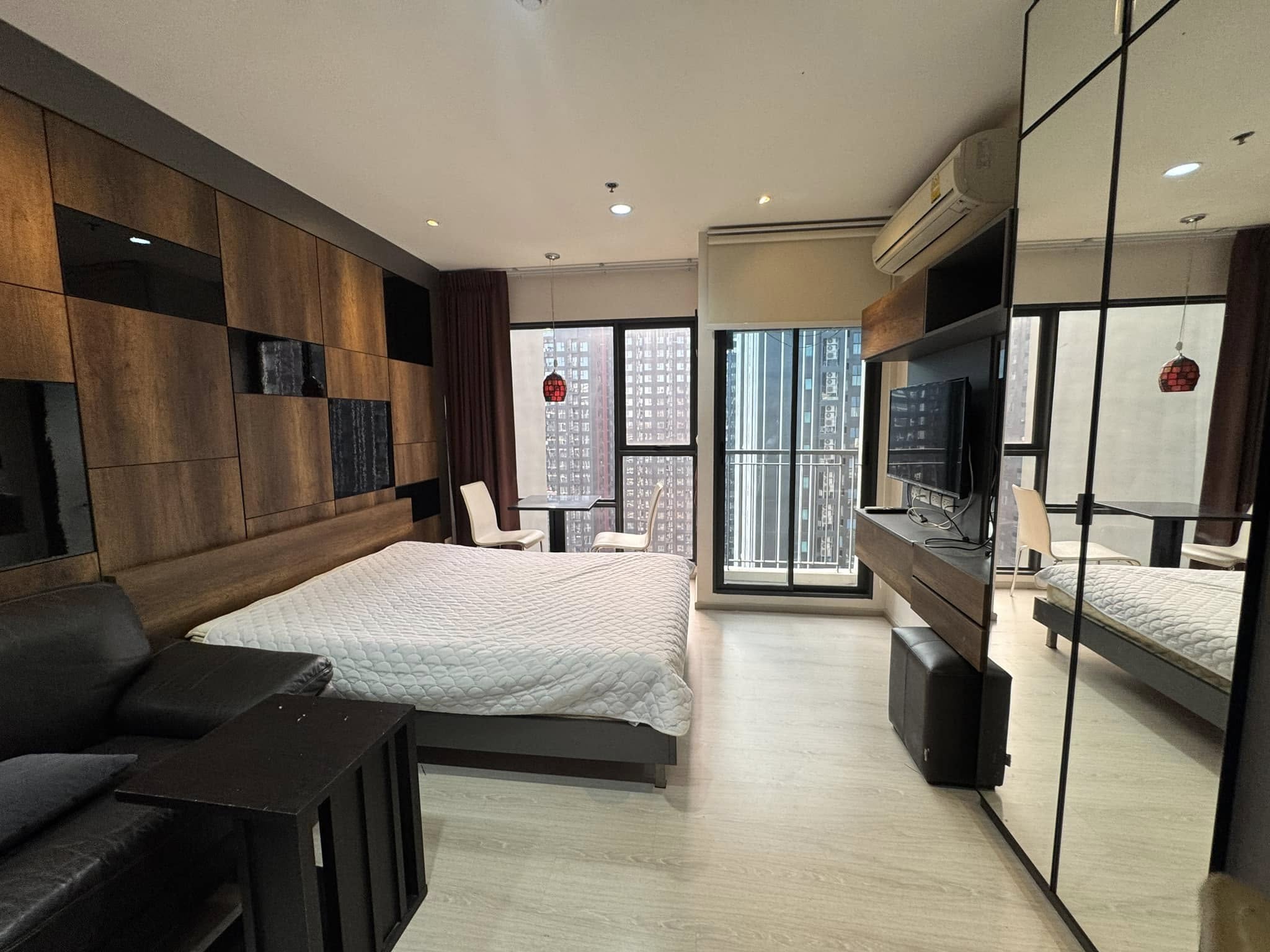 ปล่อยเช่า Rhythm Asoke (ริทึ่ม อโศก) - โซนพื้นที่ MRT พระราม 9 Studio 1ห้องน้ำ - ขนาดห้อง 22.5 ตรม. ชั้น 34 - ให้เช่า 14,000 ต่อเดือน