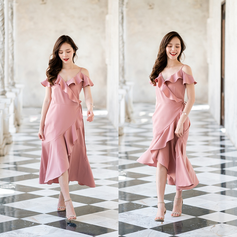 kudapy เดรสยาวสีชมพูกลีบบัว/สีกรม/สีครีม/สีน้ำตาลอมส้ม เป็นแบบเปิดไหล่มีสายเดียว เล่นเลเยอร์ลงมาที่ช่วงกระโปรง