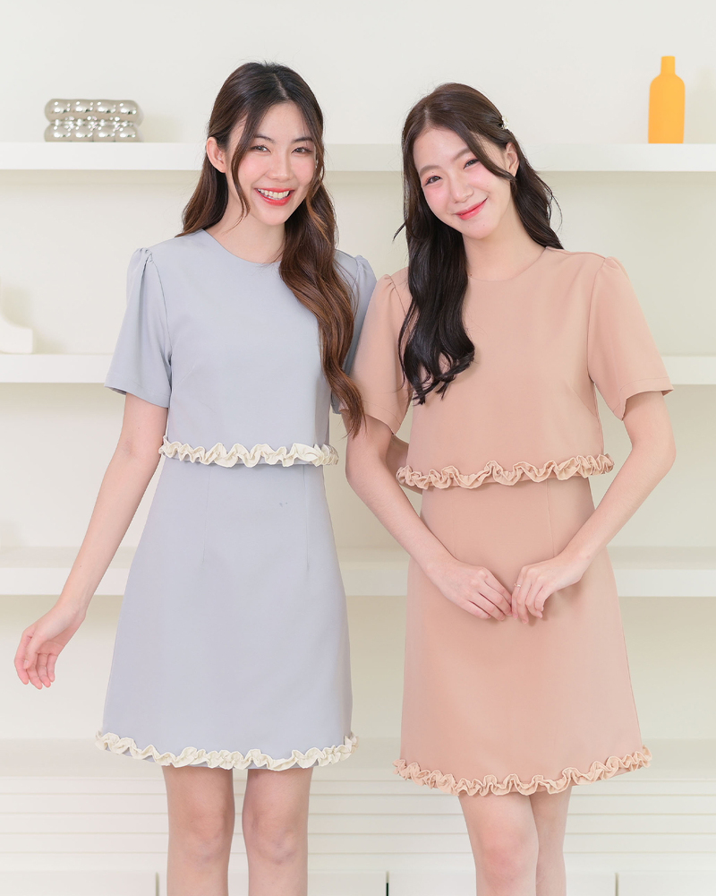 kudapy เดรสแขนสั้นคอกลม แต่งรูดระบายชายเสื้อและกระโปรง รูดยกไหล่พองเบาๆ ผ้าเนื้อหนานุ่มมีน้ำหนักทิ้งตัวสวย