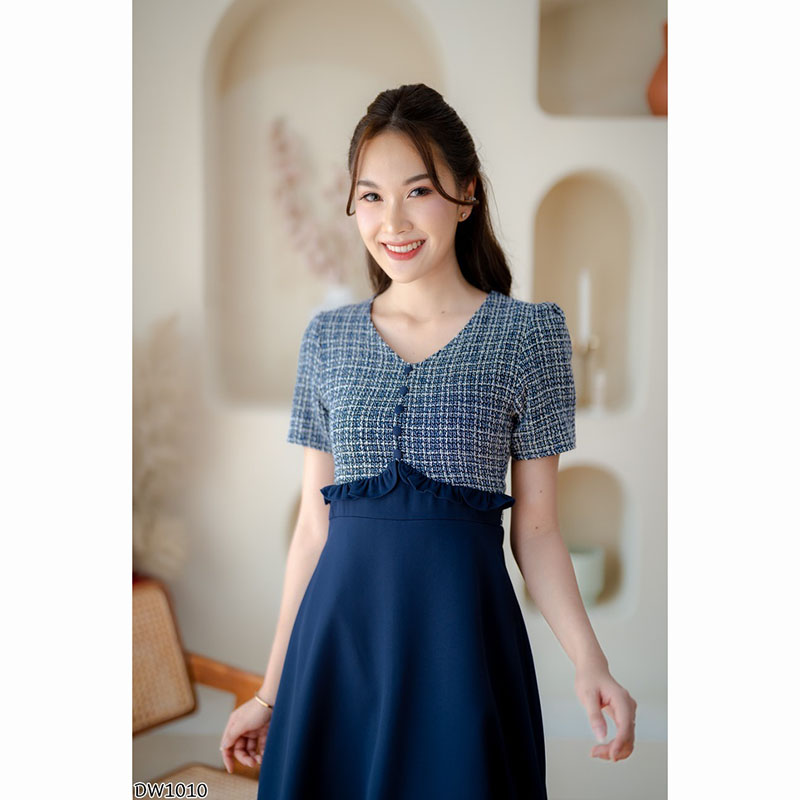 kudapy เดรสสั้นลายสก็อตสีดำ/สีน้ำตาล/สีกรม ผ้าทวิสรูปคอวี ทรงเข้ารูป