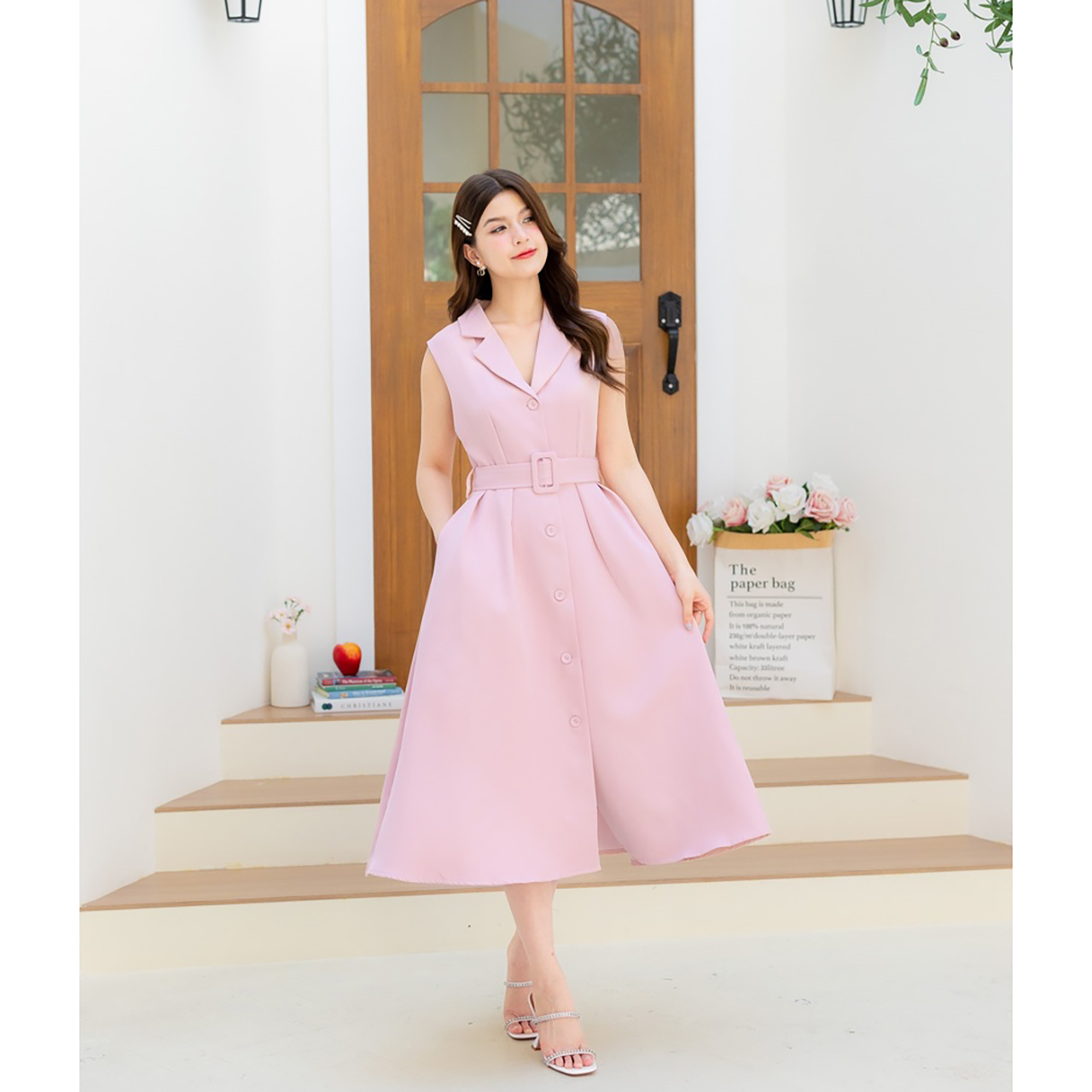 kudapy เดรสสูทยาวแขนกุดผู้ดีอังกฤษยังต้องชิดซ้าย สไตล์เรียบหรู รูปคอวีทรงปก