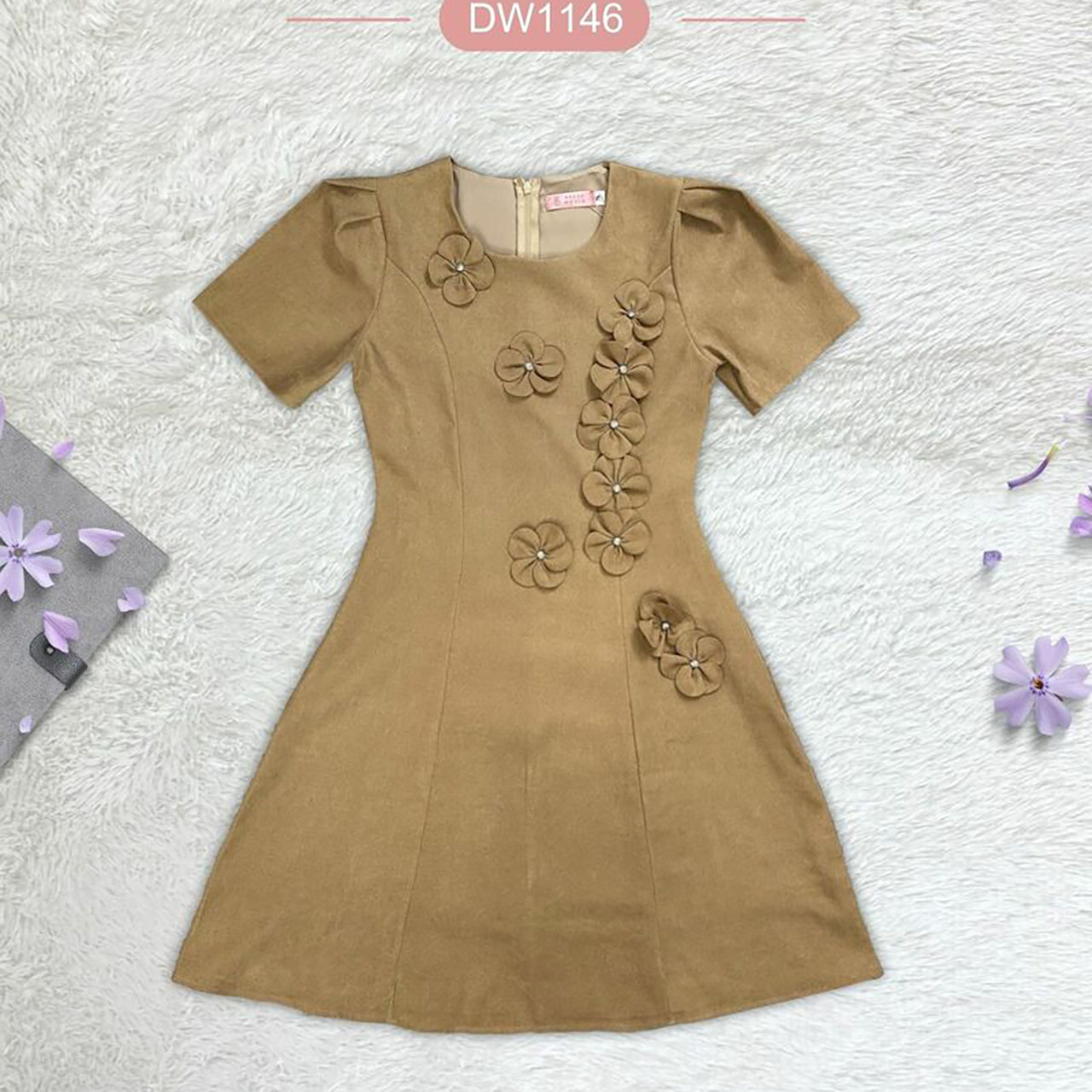 kudapy เดรสสั้นสีน้ำตาล/สีแดง เดรสลูกฟูกติดดอกลอย