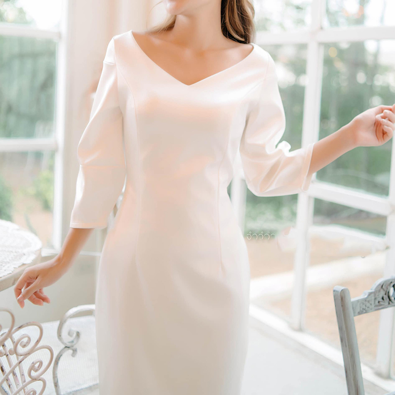 kudapy เดรสสั้นสีขาว/สีชมพูเข้ม/สีชมพูอ่อน/สีเขียวมิ้นท์/สีกรมท่า ทรงเรียบหรู ลัคชูรี่ลุคมากๆคอวี แขนศอก ใส่สบายกระโปรงสอบ ผ่าหลังเดินง่าย