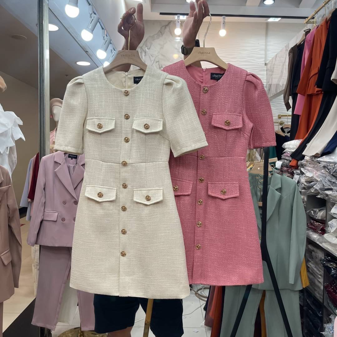 kudapy เดรสทรงสอบ สีชมพู, สีครีม ผ้ากระสอบแต่งกระดุมหลอกด้านหน้า มีซับในทั้งตัว ซิปหลัง ทำจีบที่แขนทำให้ทรงสวย