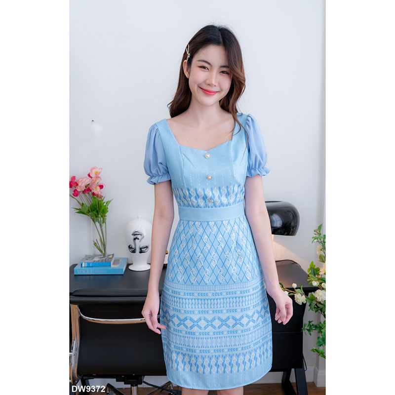 kudapy เดรสสั้นสีชมพู/สีกรม/สีฟ้า ผ้าลายไทยทรงเอแขนตุ๊กตา แต่งกระดุมหน้า ใส่สบาย สวยดูดี