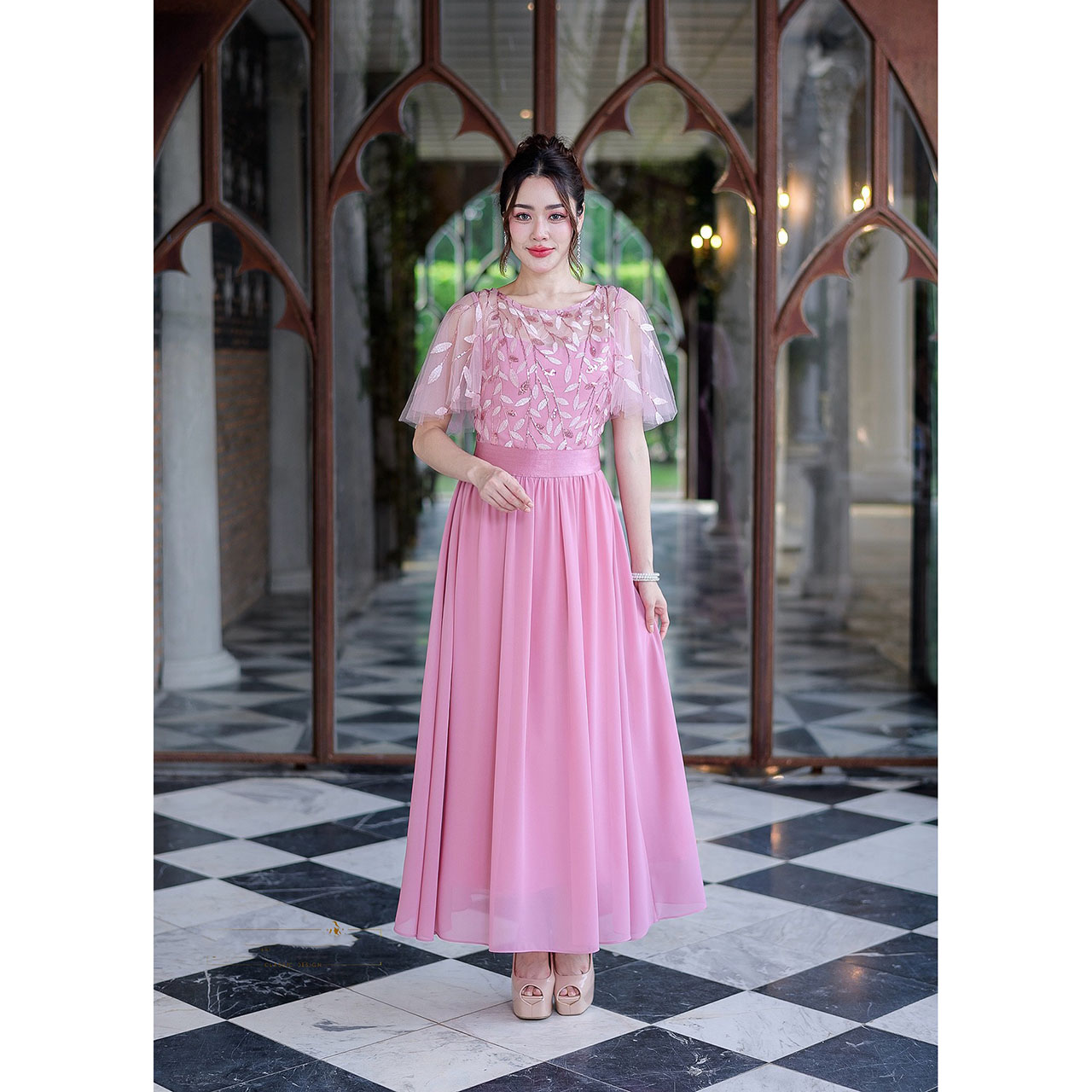 kudapy เดรสยาวสีเทา/สีชมพู/สีเหลือง ผ้าพริ้วสวยความยาวคลุมข้อเท้า ช่วงตัวเป็นงานลูกไม้ปักลายใบไม้แต่งเลื่อมเลื้อยสวยงาม แขนระบายใส่สวยตามรูป