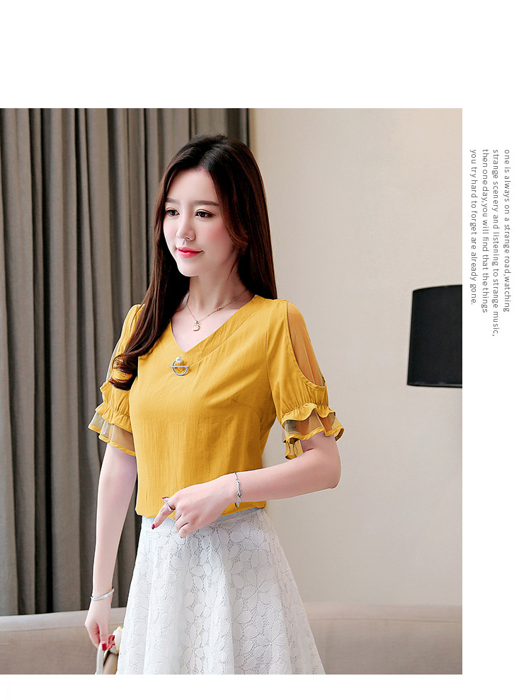 เสื้อสีเหลืองมัสตาร์ด ดีไซน์สวยเก๋ที่แขนเสื้อและปลายแขนเสื้อแต่งด้วยผ้าโปร่ง มีเข็มกลัดมุกติดที่คอเสื้อ