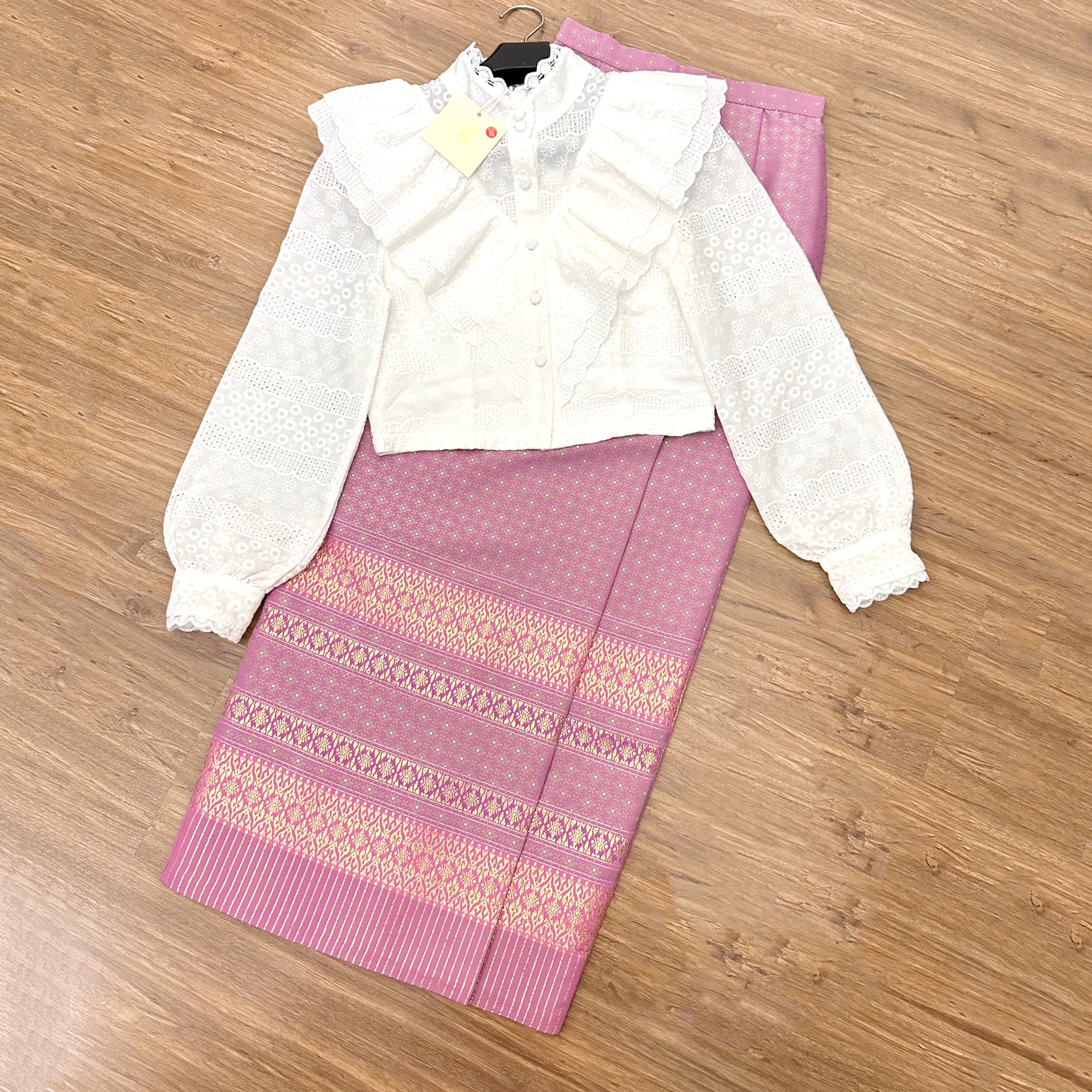 kudapy เสื้อลูกไม้ฉลุสีขาวแขนยาว + ผ้าถุงทอลายสีม่วง สีชมพู สีน้ำเงิน สีกรมท่า เซตเข้าชุดไปงานแต่งสวยๆ