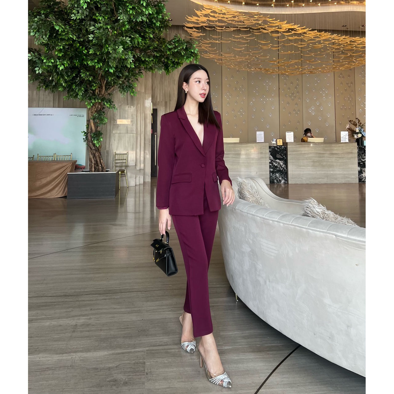 kudapy ชุดเซ็ท Blazer+กางเกง ผ้าดี เสื้อสูทมีซับในอย่างดี แต่งกระดุมผ้าเดียวกับสีชุด คู่กับกางเกงขายาวใส่สบาย