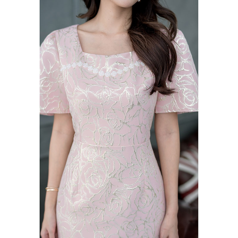 kudapy เดรสสั้นสีส้ม/สีชมพูอ่อน ผ้า jacquard ทอลายกุหลาบ โทนสีดอกไม้กุหลาบจะเป็นดิ้นทอง ดีไซน์ต่อเอว ตัวเดรสกระโปรงทรงตรง แขนสั้นบาน