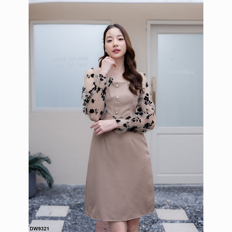 kudapy เดรสสั้นสีชมพู/สีน้ำตาล/สีดำ ทรงสวย เข้ารูป แขนผ้าชีฟองโปร่งลายดอกไม้ กิมมิคแต่งกระดุม งานซิปหลัง