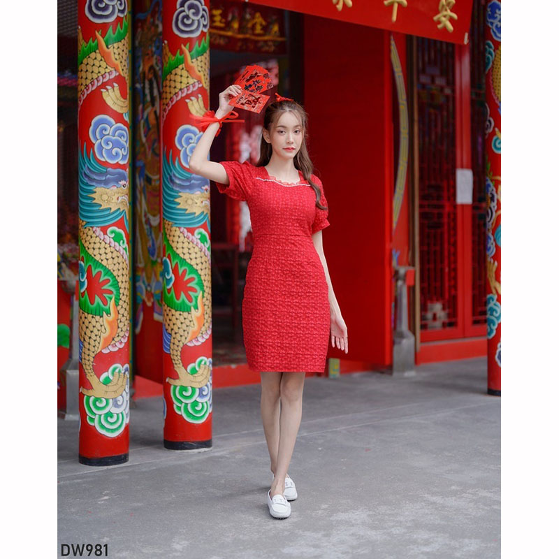 kudapy เดรสสั้นสีแดง ผ้าทอลายนูนดอกไม้