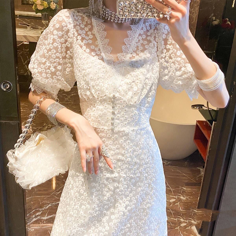 kudapy เดรสยาวสีขาว งานปัก+ซับในสายเดี่ยวแยกชิ้น ใช้ผ้าเนื้อดีปักลายดอกไม้ แต่งเกสรด้วยไหมดิ้นทอง ช่วงเอวแต่งประดับกระดุมเงิน