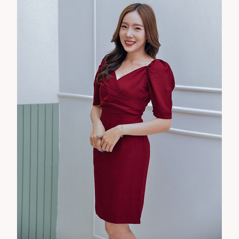 kudapy เดรสสั้นสีชมพู/สีกรม/สีแดง คัตติ้งเริ่ดๆ ช่วงอกจับเดรปป้ายกันสวยมาก ตัวนี้ทำมาเป็นแบบมีแขนจับยกไหล่นิดๆ